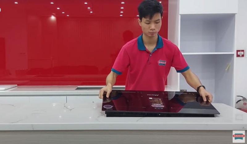 Hình ảnh minh họa cách sử dụng bút thử điện để kiểm tra dây nóng một cách an toàn