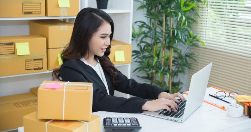 Hình ảnh minh họa quá trình tư vấn giữa khách hàng và chuyên gia thang máy, thể hiện sự uy tín và chuyên nghiệp.