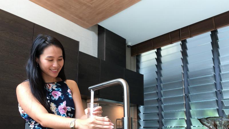 Điều chỉnh góc chớp cửa sổ chớp lật gỗ mang lại sự linh hoạt kiểm soát ánh sáng và sự riêng tư cho không gian nội thất.