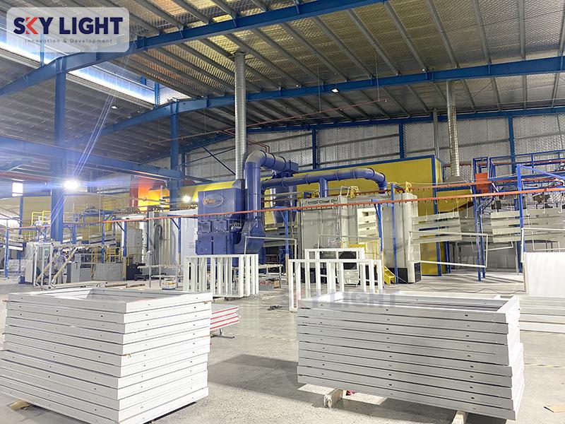 Kiểm tra chất lượng bề mặt sơn tĩnh điện giả gỗ sau khi hoàn thiện.