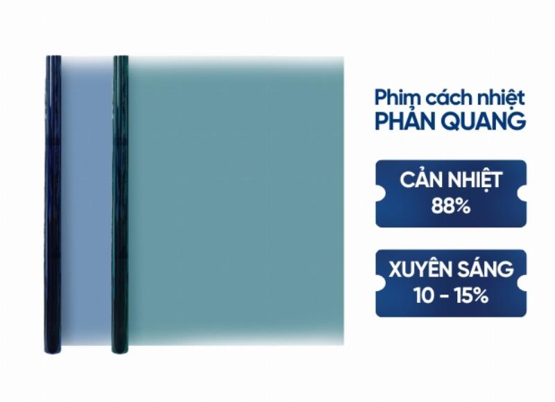 Một người đang dán màng cách nhiệt lên cửa kính lớn, thể hiện quá trình thi công giải pháp chống nóng và tiết kiệm năng lượng.