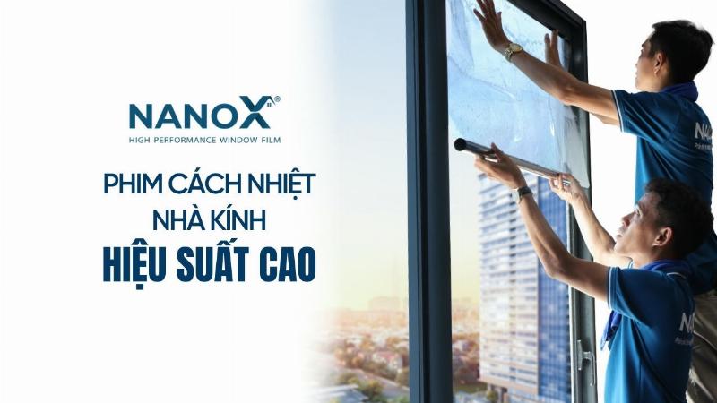 Kính chắn gió ô tô đã được dán màng cách nhiệt, cho thấy sự khác biệt về độ phản quang so với kính chưa dán ở bên cạnh.
