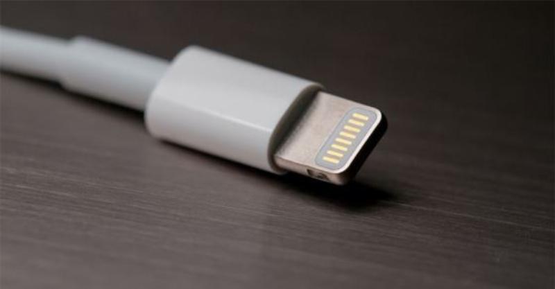 Hình ảnh minh họa các sợi dây màu sắc bên trong cáp sạc điện thoại USB với quy ước màu dây sạc điện thoại phổ biến