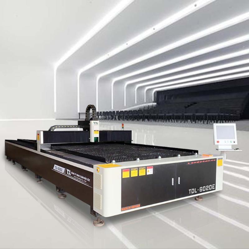 Hình ảnh minh họa hoạt động cắt kim loại bằng máy cắt lazer tốc độ cao và chính xác