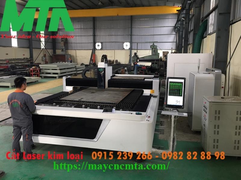 Hinh anh may cat sat laser fiber dang cat tam kim loai voi do chinh xac cao trong xuong san xuat
