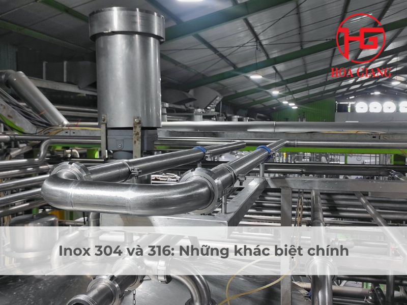 Bảng so sánh các đặc điểm chính của inox 304 và inox 316, làm nổi bật sự khác biệt trong thành phần và khả năng chống ăn mòn