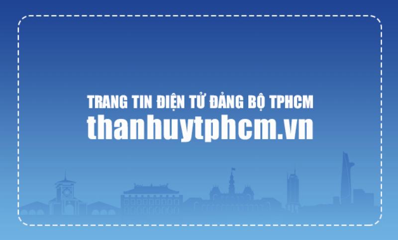 Hình ảnh công nhân đang đọc bản vẽ kỹ thuật tại xưởng sản xuất hoặc công trường xây dựng, nhấn mạnh vai trò của bản vẽ kĩ thuật là gì trong việc triển khai thực tế và lắp ráp