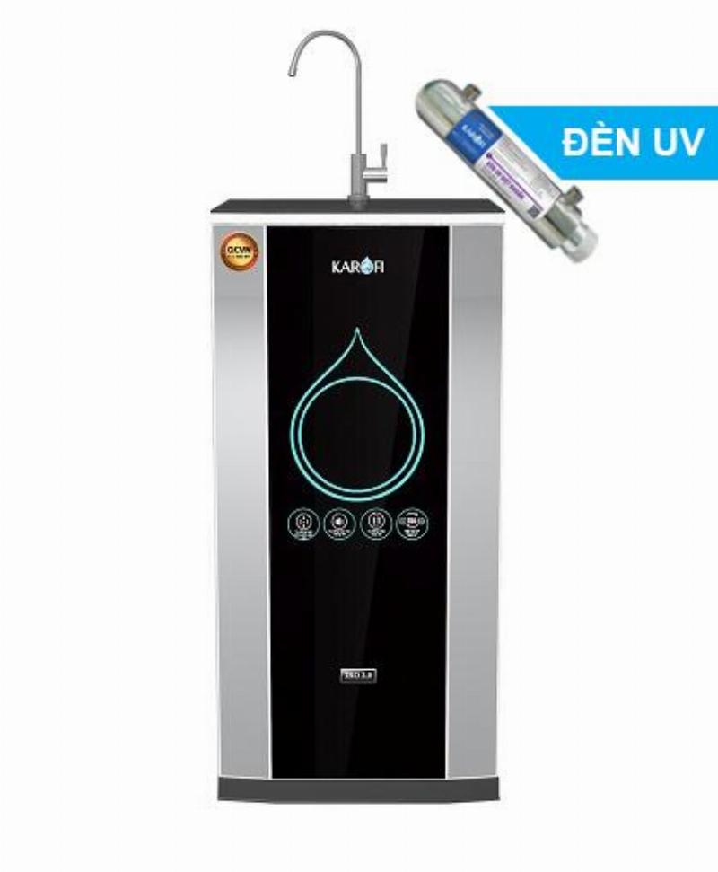 Vỏ tủ điện inox 304 hiện đại tích hợp màn hình cảm ứng và các cảm biến trong môi trường nhà máy thông minh.
