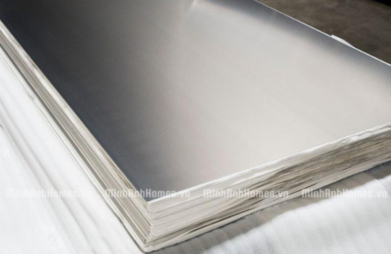 Hình ảnh vỏ tủ điện inox 304 sáng bóng đặt trong môi trường công nghiệp cho thấy khả năng chống ăn mòn và độ bền cao.