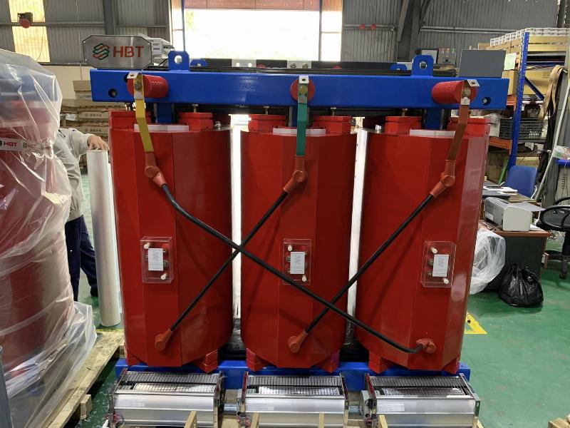 Hình ảnh chụp máy biến áp công nghiệp ba pha đặt trong trạm biến áp hoặc khu công nghiệp, thể hiện kích thước lớn và công suất danh định ghi bằng kVA/MVA