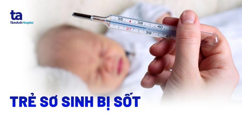 Một người mẹ nhẹ nhàng đặt tay lên gáy hoặc trán của em bé đang ngủ để kiểm tra thân nhiệt và sự thoải mái của bé.