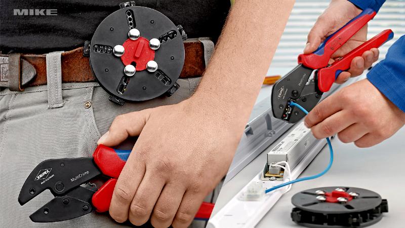 Một bàn làm việc với các mẫu dây điện có tiết diện khác nhau, các loại đầu cos tương ứng, và một chiếc thước đo hoặc dụng cụ đo tiết diện dây, minh họa quá trình lựa chọn đầu cos dựa trên kích thước dây.