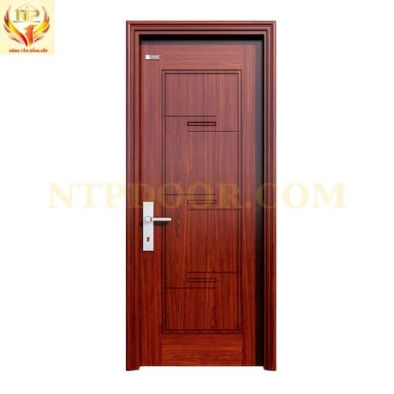 Chi tiết vân gỗ và hệ thống khóa an ninh trên cửa thép vân gỗ cao cấp