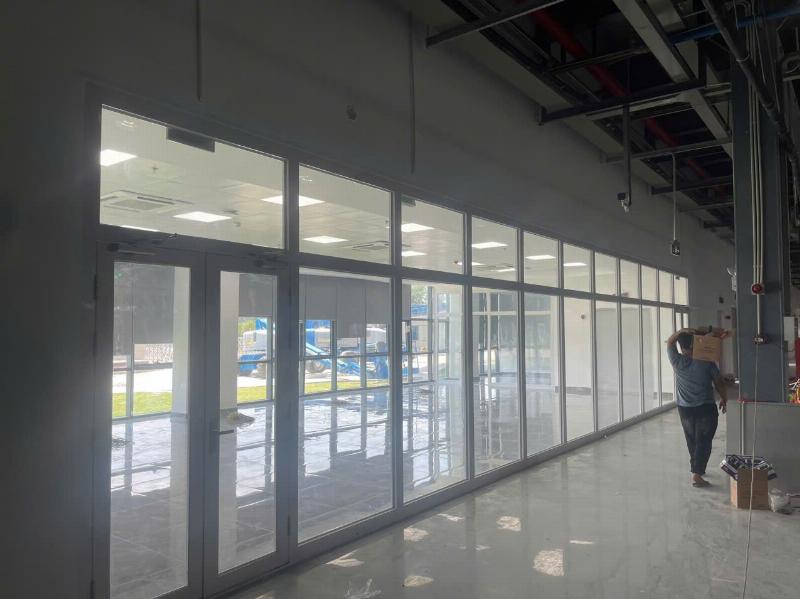 Lựa chọn kính chống cháy đạt chuẩn và có chứng nhận rõ ràng cho công trình.