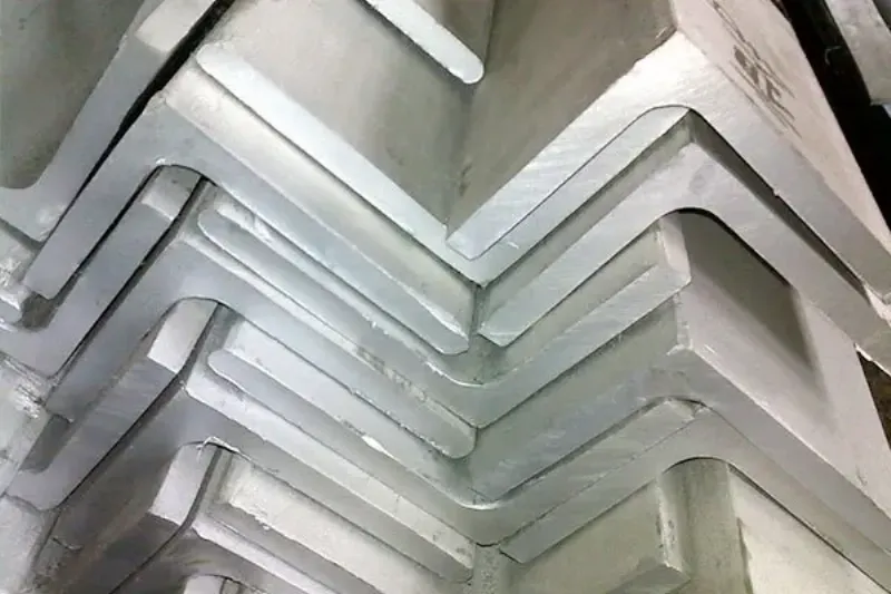 Hình ảnh kỹ sư hoặc chuyên gia vật liệu đang tư vấn hoặc kiểm tra mẫu inox, thể hiện khía cạnh chuyên môn.