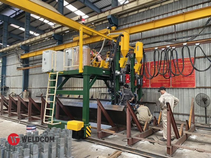 Minh họa robot hoặc máy cắt CNC tự động đang hoạt động trong nhà máy hiện đại, thể hiện sự chính xác và hiệu quả của quy trình cắt là gì trong thời đại công nghệ 4.0