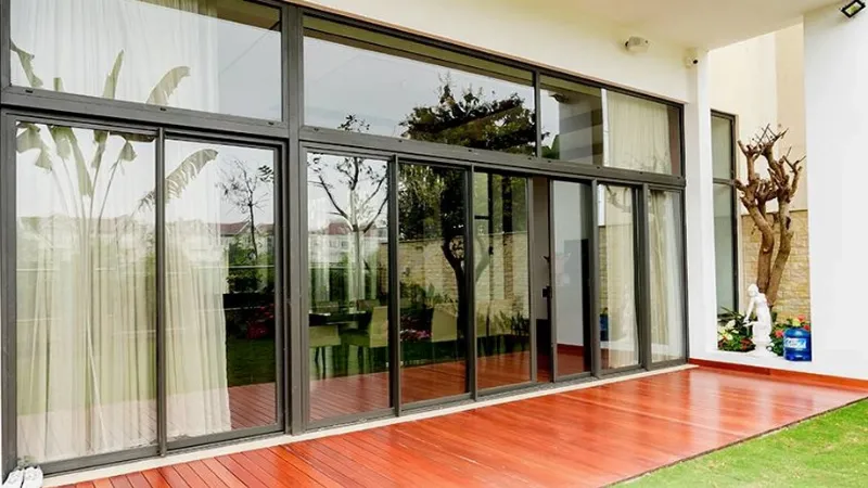 Cửa sổ nhôm đẹp hiện đại với kính trong suốt mang lại ánh sáng tự nhiên tối đa cho không gian sống.