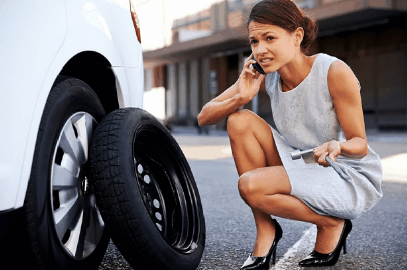 Kiểm tra lốp xe ô tô bị thủng hoặc xì hơi khi đang đỗ an toàn trên đường