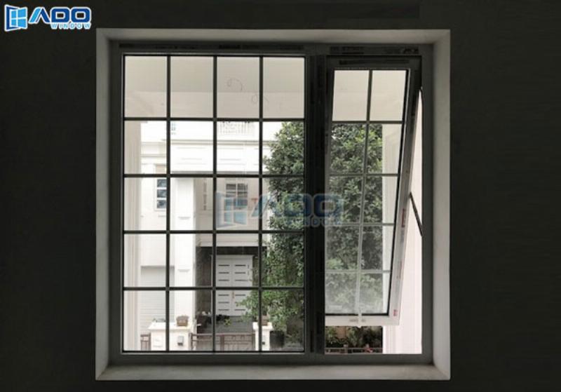 Kỹ thuật viên chuyên nghiệp đang lắp đặt cửa sổ nhôm kính đảm bảo độ chính xác và an toàn.