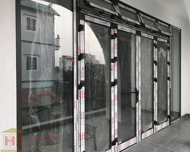 Mẫu cửa sổ gỗ 4 cánh mở quay truyền thống với kính đơn giản