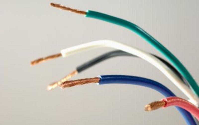 Hình ảnh các dây điện với màu sắc chuẩn quốc tế, làm nổi bật dây trung tính màu xanh dương nhạt theo ký hiệu dây trung tính N