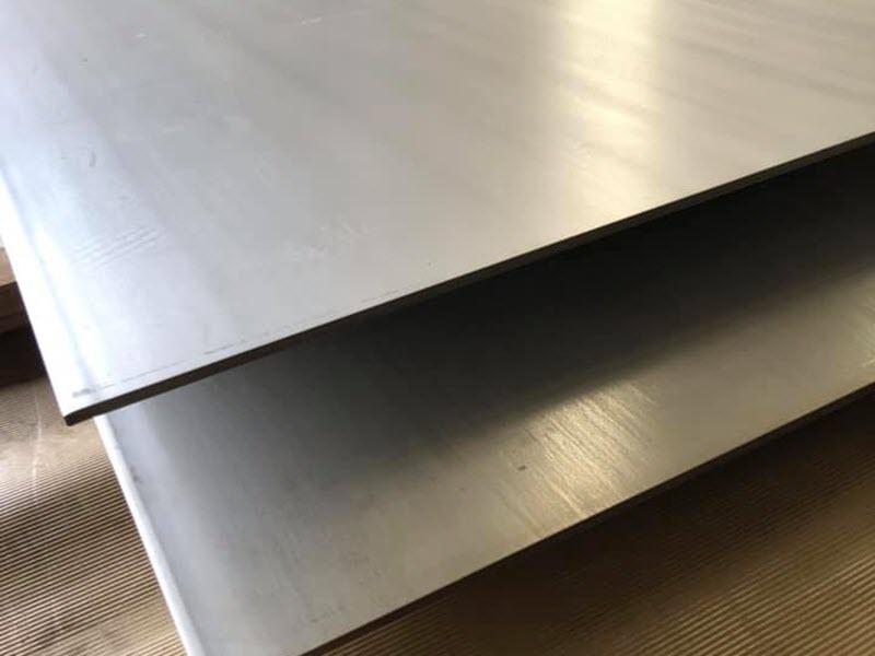Hình ảnh so sánh khả năng chống ăn mòn rỗ của inox 316 và 304 trong môi trường nước muối, minh họa sự khác biệt trực quan.