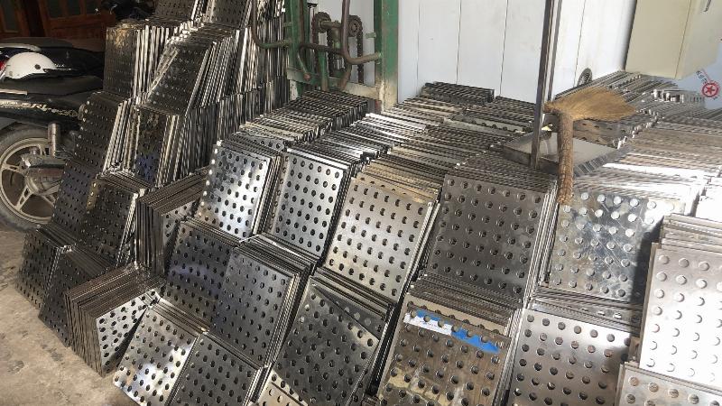 Hình ảnh tấm lưới inox đục lỗ được sử dụng trong hệ thống lọc công nghiệp hoặc làm khay sấy trong sản xuất.