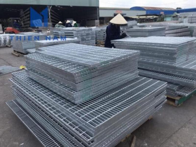 Hình ảnh cận cảnh cấu tạo của tấm sàn grating mạ kẽm nhúng nóng, thể hiện rõ các thanh chịu lực, thanh liên kết và lớp mạ kẽm
