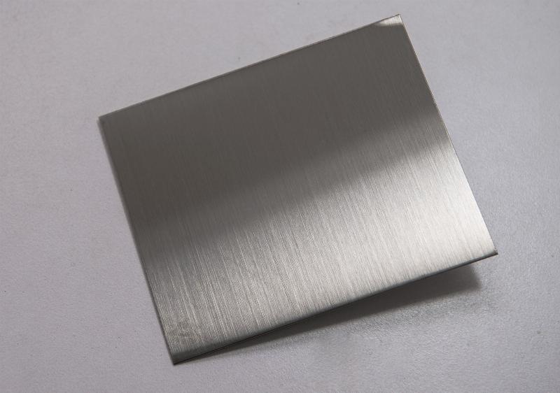 Hình ảnh các thiết bị nhà bếp làm từ inox 304 như bồn rửa, nồi, chảo, minh họa tính phổ biến và vệ sinh.