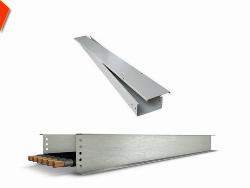 Hình ảnh các bước lắp đặt cơ bản hệ thống máng cáp 200x100 trên trần nhà xưởng.
