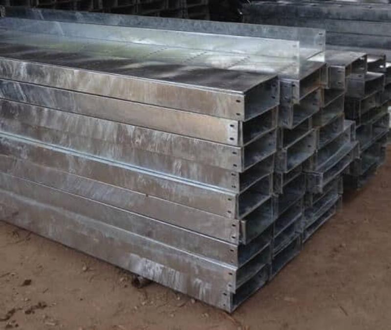 Hình ảnh minh họa các loại chất liệu máng cáp 200x100 phổ biến: thép mạ kẽm, sơn tĩnh điện, inox.