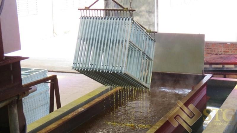 Mô tả quy trình mạ PVD diễn ra bên trong buồng chân không kín, bao gồm các bước chuẩn bị, tạo plasma và lắng đọng vật liệu.