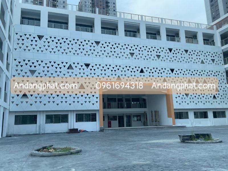 Hình ảnh minh họa sự đa dạng về hình dạng lỗ đục và màu sắc trên các tấm nhôm đục lỗ