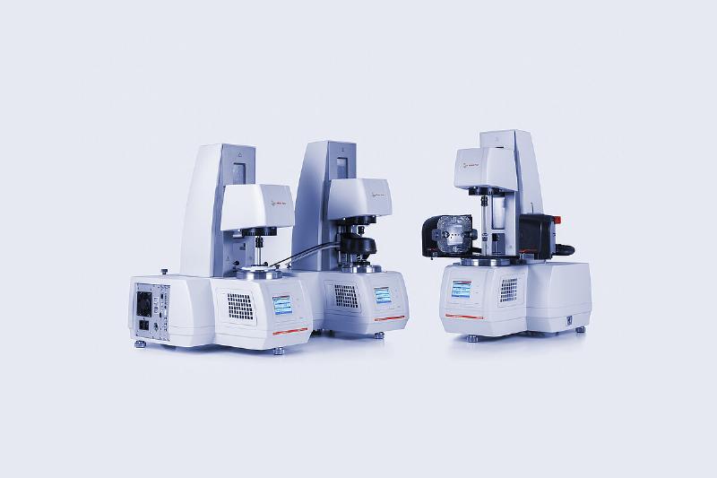 Bàn tay kỹ sư kiểm tra chất lỏng nhớt trong phòng thí nghiệm, minh họa ứng dụng của centipoise trong kiểm soát chất lượng công nghiệp