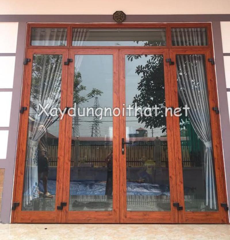 Ứng dụng của sơn tĩnh điện giả gỗ trên cửa an ninh, mang lại vẻ đẹp sang trọng và độ bền cao.