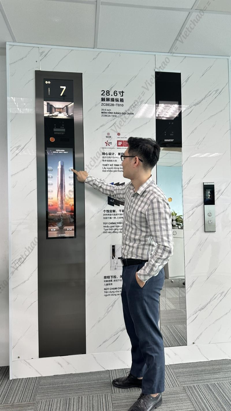 Minh họa bảng điều khiển thang máy cảm ứng hiện đại hiển thị thông tin tầng và các tính năng nâng cao