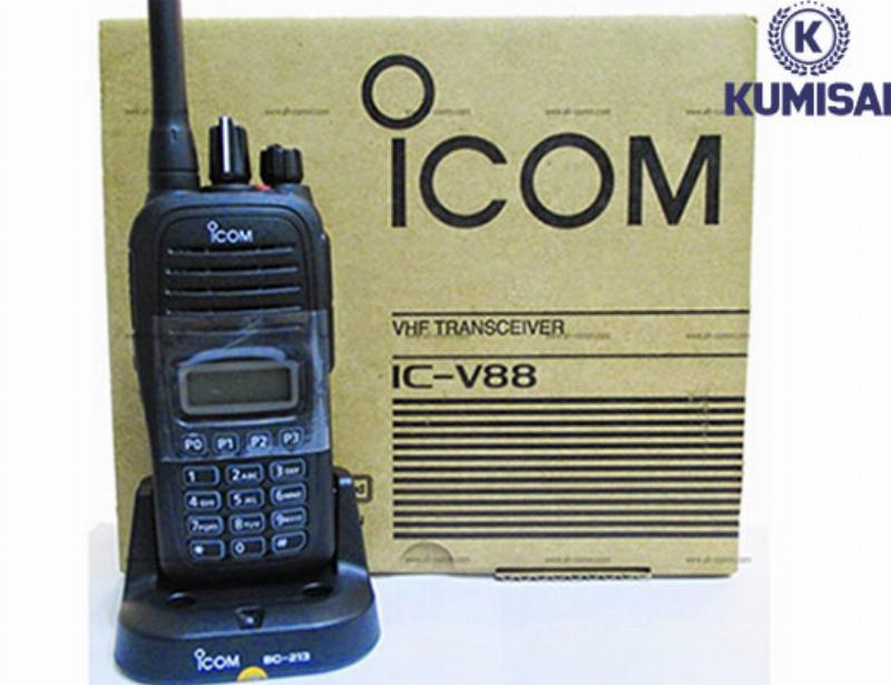 Hình ảnh bộ đàm Motorola XiR P6620i chứng minh độ bền bỉ với chuẩn IP67 chống bụi nước