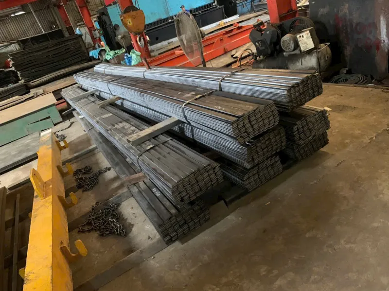 Sơ đồ các yếu tố chính ảnh hưởng đến giá vách ngăn CNC bao gồm vật liệu, thiết kế, kích thước, và xử lý bề mặt